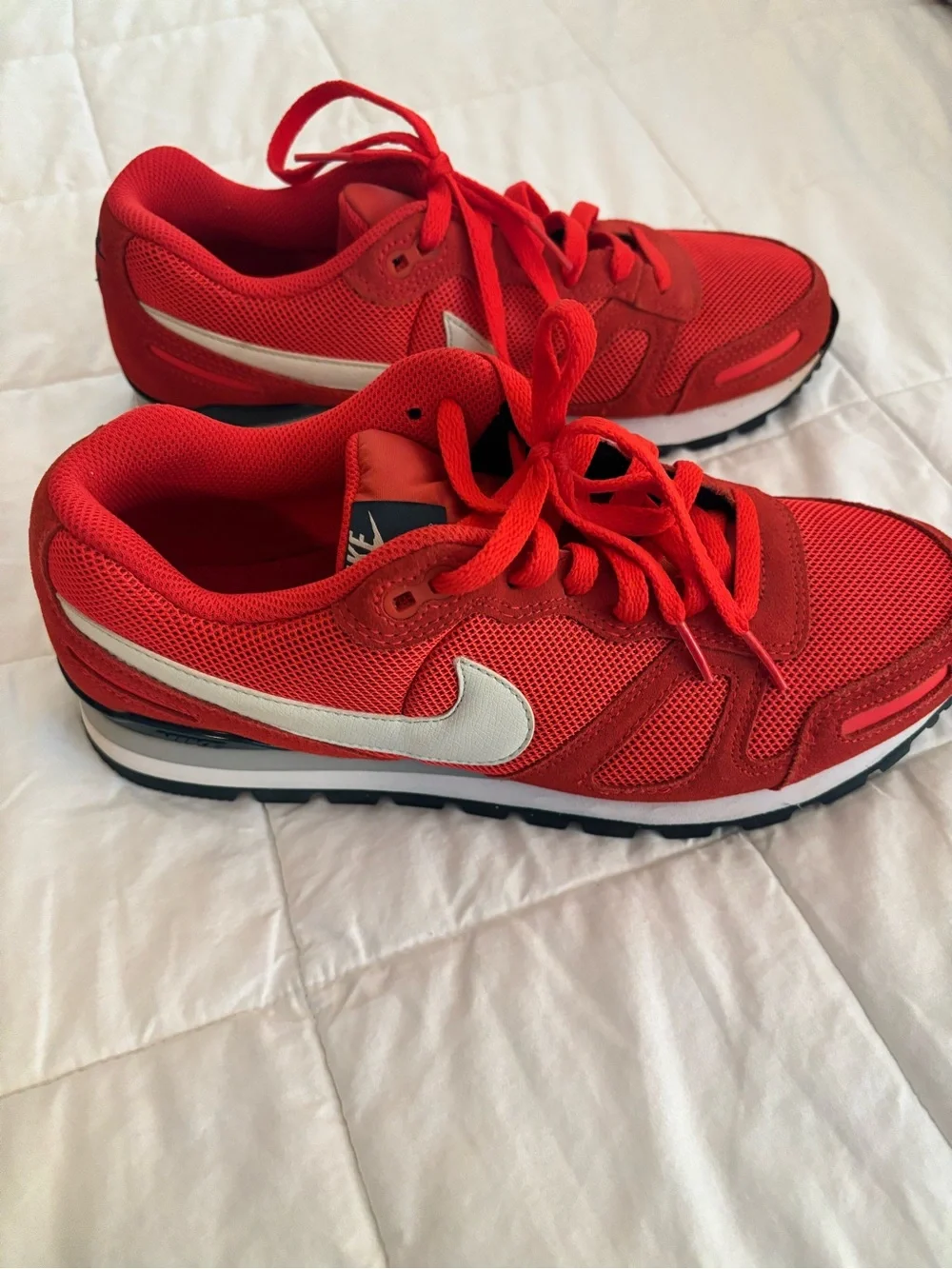 Nike mens SZ 9 Air Waffle Trainer Red Sneakers with White Swoosh